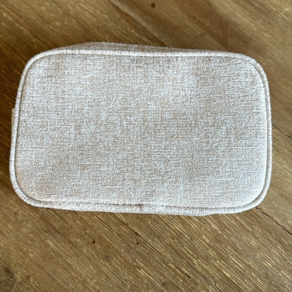 Chanel 2023 cosmetic pouch - Picture 2 of 5
